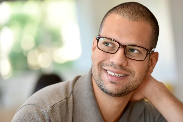 Hispânico cara com óculos em — Fotografia de Stock
