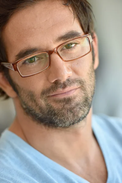 Pohledný muž s brýlemi na — Stock fotografie