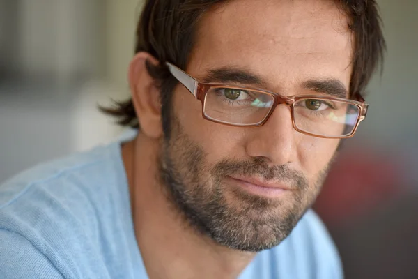Jóképű férfi a szemüvegek — Stock Fotó