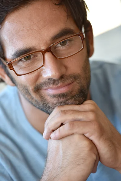 Hombre guapo con anteojos puestos — Foto de Stock