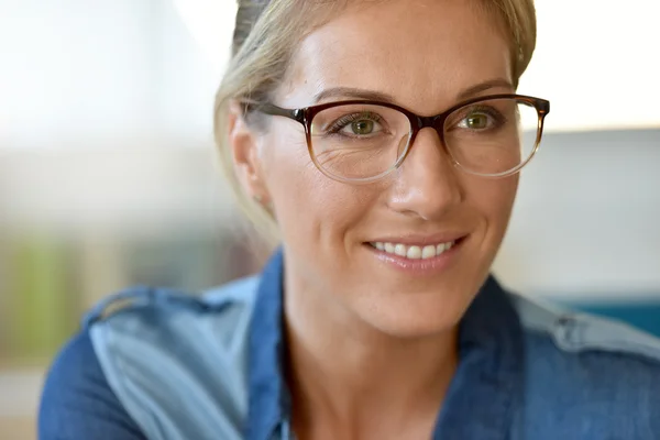 Blond kvinna bär glasögon — Stockfoto