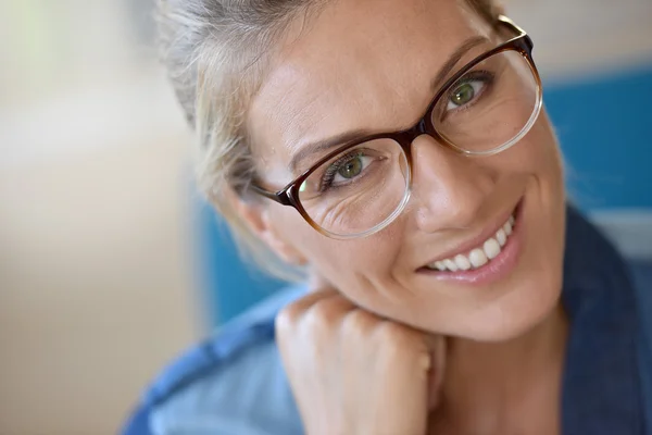 Blond kobieta nosząca okulary — Zdjęcie stockowe