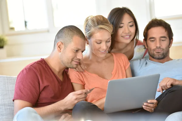 Freunde surfen am Laptop — Stockfoto