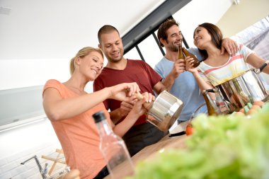 arkadaşlar birlikte pişirme