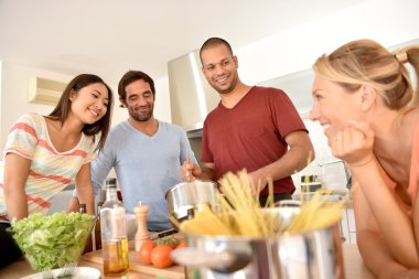 arkadaşlar birlikte pişirme