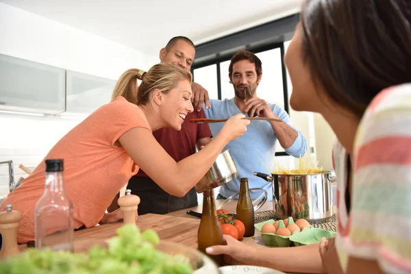 Vrienden samen koken — Stockfoto