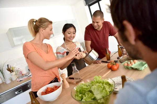 Vänner matlagning tillsammans — Stockfoto