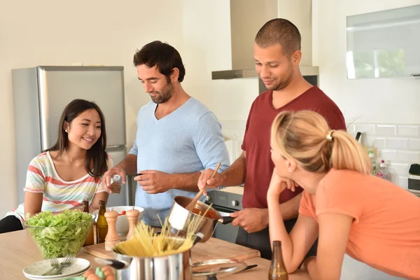 Vänner matlagning tillsammans — Stockfoto