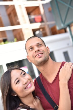  Birbirlerini kucaklayan çiftler.