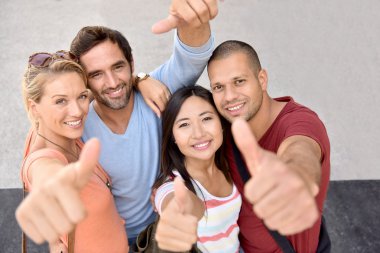  genç yetişkinler başparmak gösterilmesini