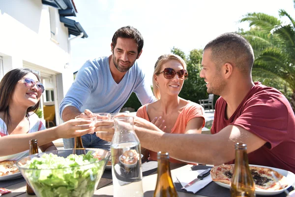 Vänner med lunch — Stockfoto