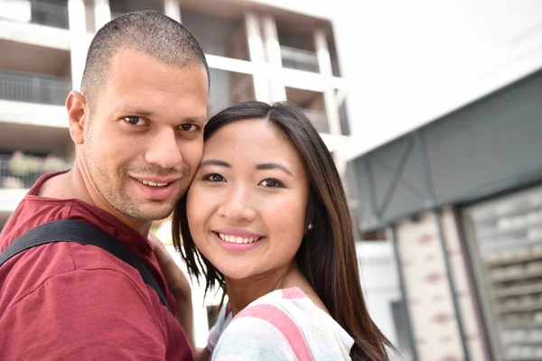 Casal abraçando uns aos outros — Fotografia de Stock