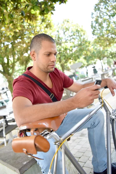 Mann mit Fahrrad wartet — Stockfoto