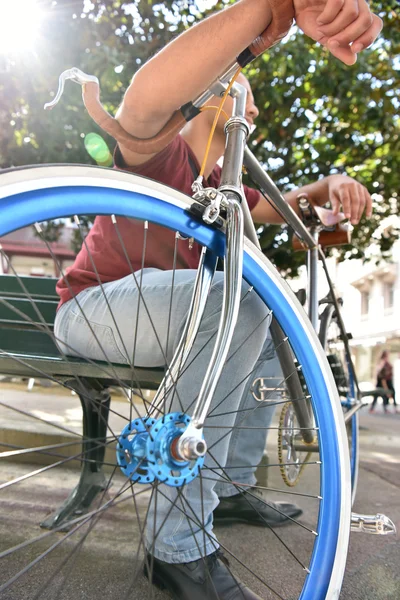 Hombre sosteniendo bicicleta —  Fotos de Stock