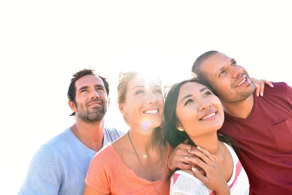 Vrienden hebben plezier in de zomer — Stockfoto