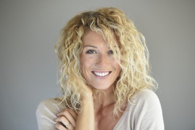  uzun kıvırcık saç poz ile kadın