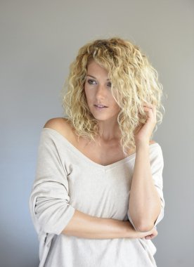  uzun kıvırcık saç poz ile kadın