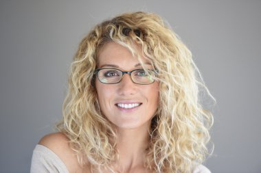 poz üzerinde gözlük kadınla