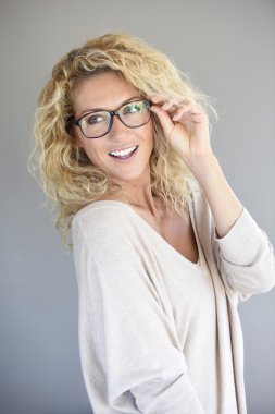 poz üzerinde gözlük kadınla