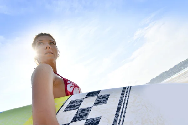 Surfer girl holding surfboard — Stock Photo, Image