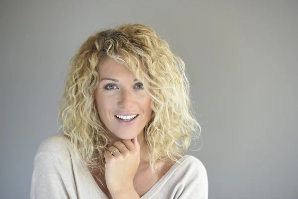 Woman with long curly hair posing — Stockfoto