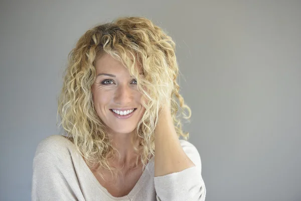 Woman with long curly hair posing — Stock Photo, Image