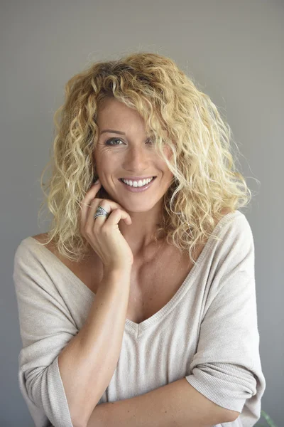 Woman with long curly hair posing — Stockfoto