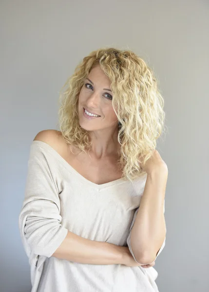 Woman with long curly hair posing — ストック写真