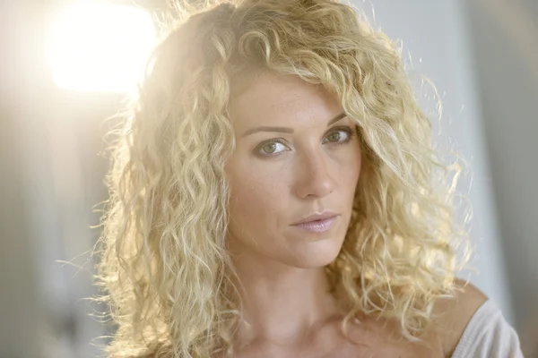 Woman with long curly hair posing — ストック写真