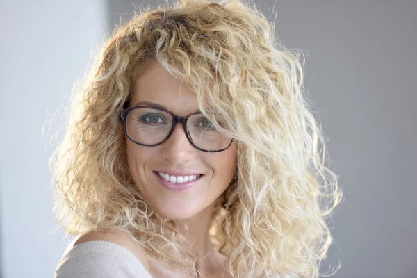 Blonde vrouw met bril op — Stockfoto