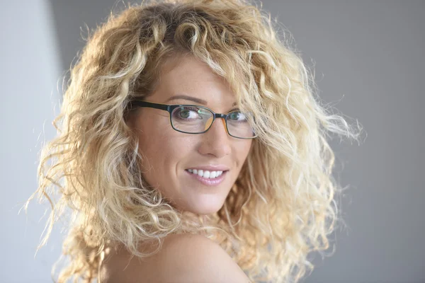 Blonde Frau mit Brille — Stockfoto