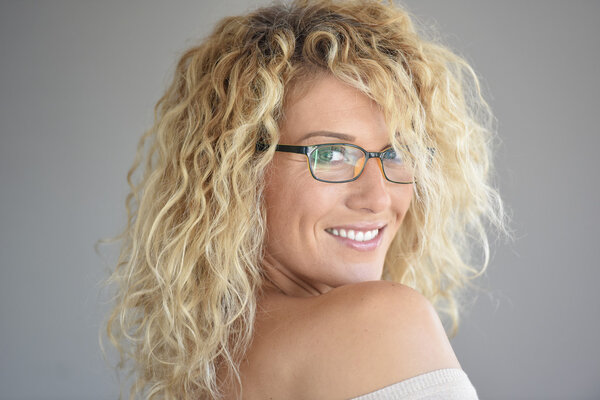 женщина в очках на позу
