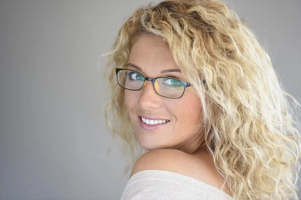 Mujer con anteojos posando — Foto de Stock