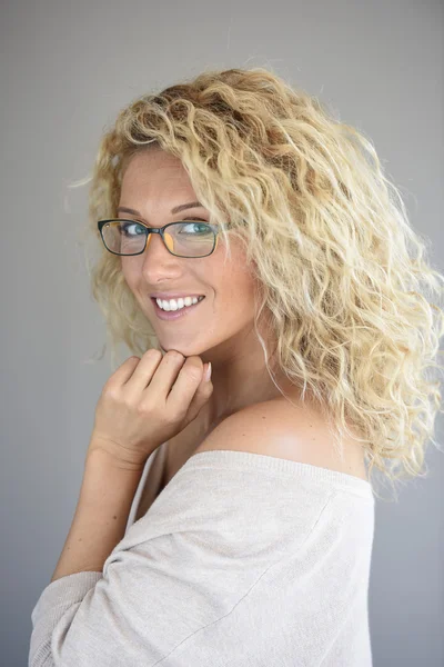 Nő pózol a szemüvegek — Stock Fotó