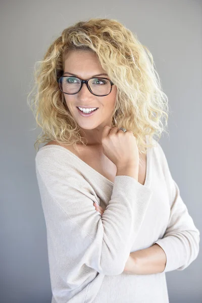 Женщина в очках на позу — стоковое фото