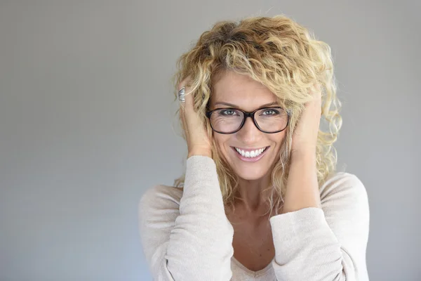 Veselá žena nosí brýle — Stock fotografie