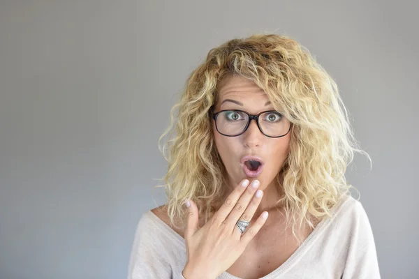 Vrouw met brillen op het tijdstip van expressieve — Stockfoto