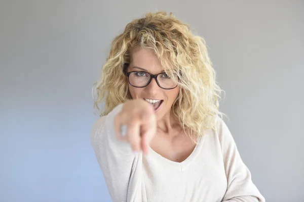 Frau mit Brille zeigt auf Kamera — Stockfoto