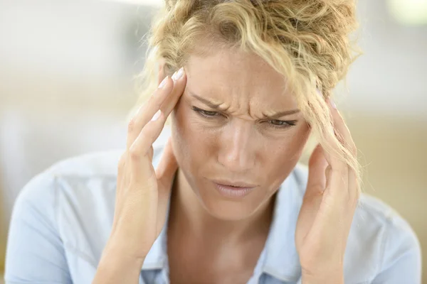 Mujer con dolor de cabeza — Foto de Stock