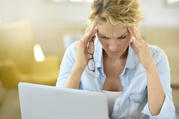 Vrouw lijden pijnlijke hoofdpijn — Stockfoto