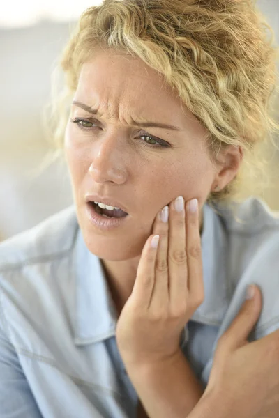 Donna che soffre di mal di denti — Foto Stock