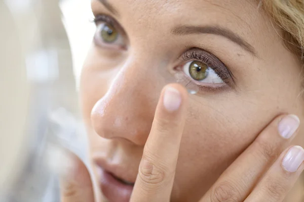 Woman putting lenses on — ストック写真