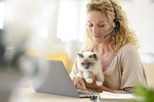 Frau arbeitet vom Home-Office aus — Stockfoto