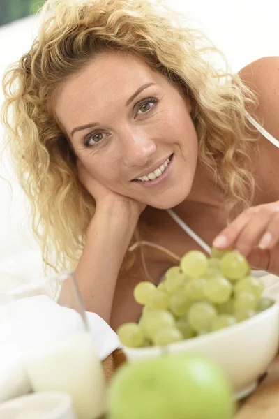 Femme mangeant des raisins — Photo