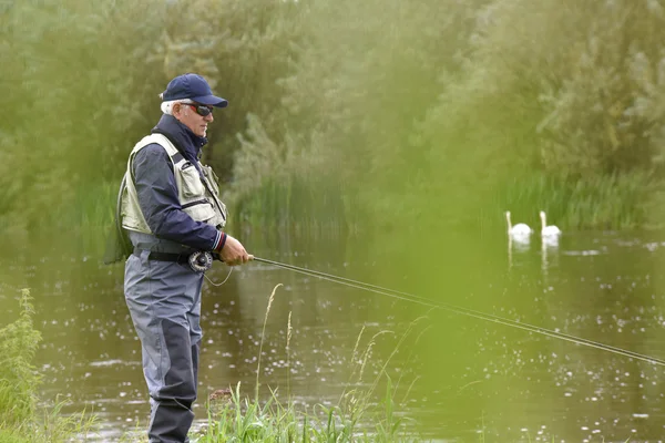 Pesca con mosca en el río — Foto de Stock