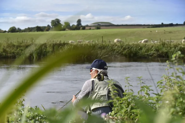 Vlieg-fisherman te wachten met hengel — Stockfoto