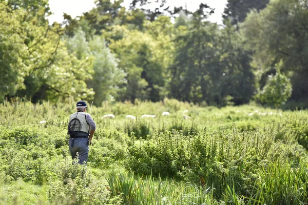 Flyfisherman αλιεία από την όχθη του ποταμού — Φωτογραφία Αρχείου