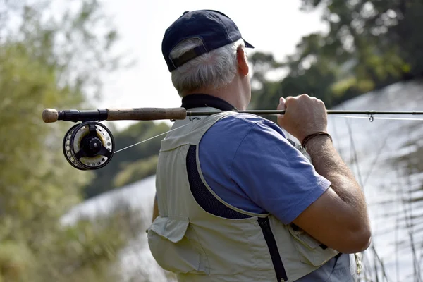 Fluga-fisherman väntar med metspö — Stockfoto