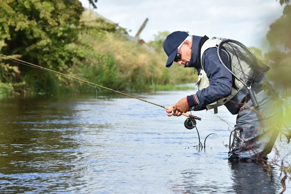 Fly-fisherman visvangst forel — Stockfoto