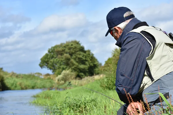 Flyfisherman αλιεία από την όχθη του ποταμού — Φωτογραφία Αρχείου